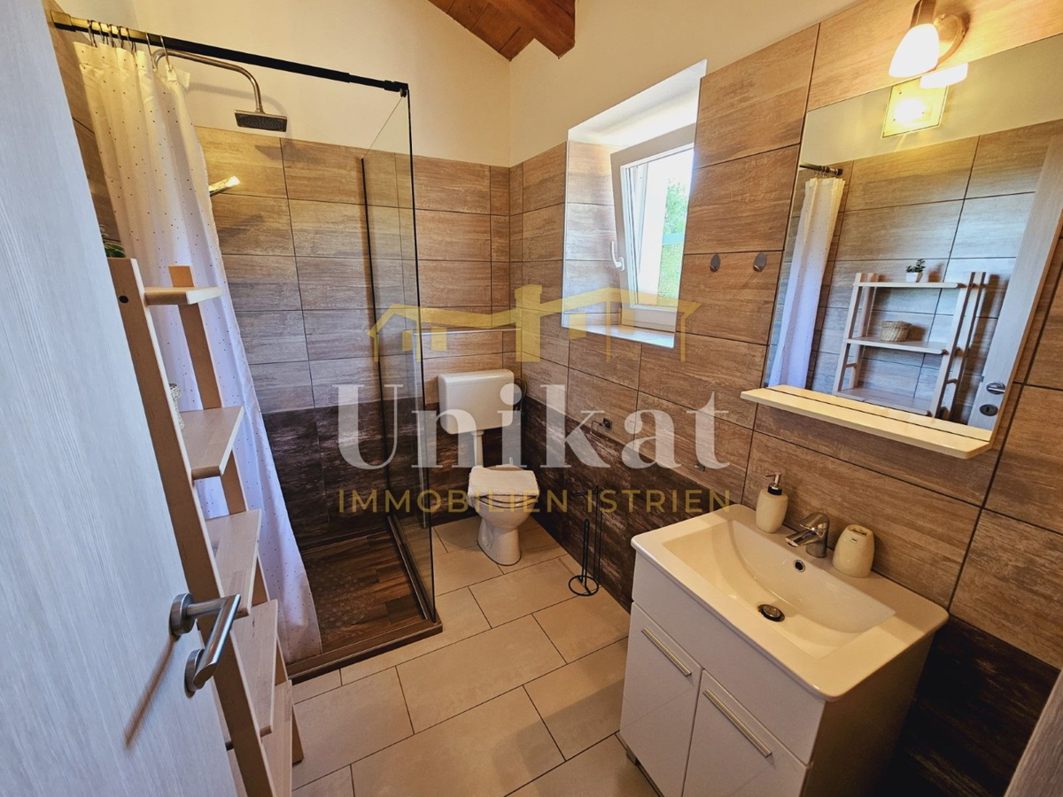 Posest z obnovljeno kamnito hišo, vrtom in bazenom